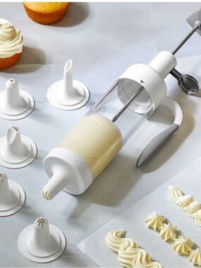 The Pampered Chef Easy Accent Decorator with Multiple Tips